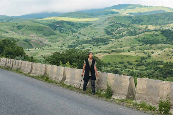 Pastora en la región de Mushki, Georgia, donde se gestiona monte comunal. Exposición We Feed The World. Foto: Antoine Bruy.jpg