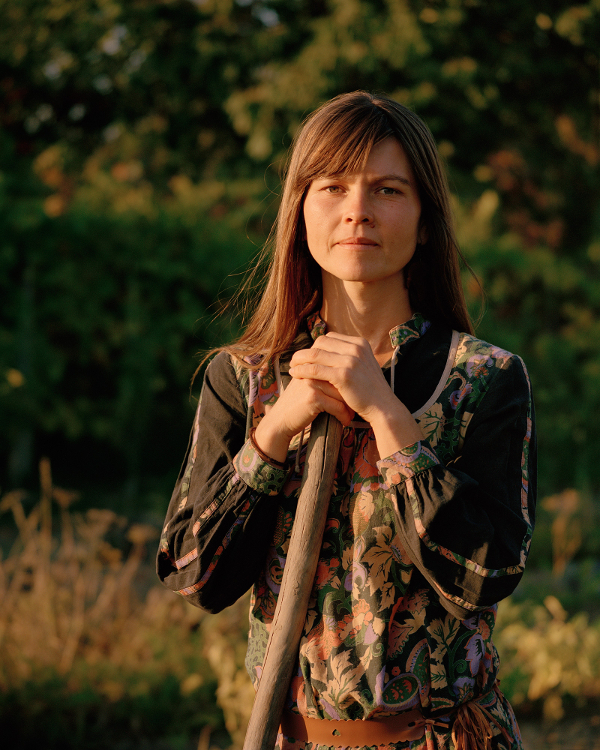 Zuzana Pastorková cultiva hortalizas 60 familias Bratislava Eslovaquia Exposición We Feed The World Foto Tina Hillier